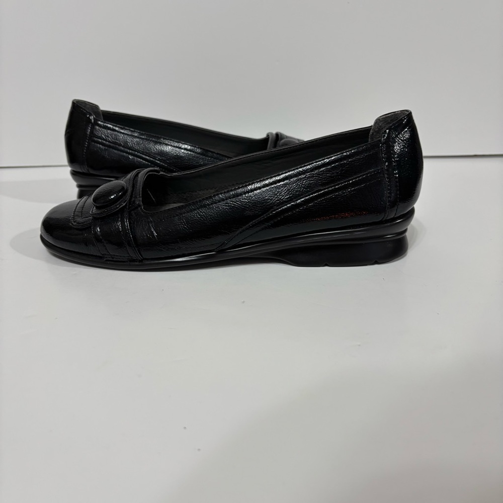 Aerosoles 9M Black Patent Leather Slip-On - Picture 2 of 5